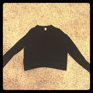 slightly cropped black sweater 🤍